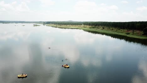 Vista-Orbital-De-Drones-De-Botes-De-Rafting-En-El-Hermoso-Río-Nilo-En-Jinja,-Uganda