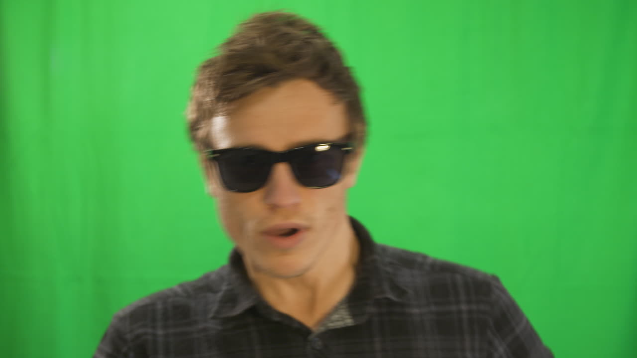 chico genial con gafas - plano medio - choma key - hombre adulto joven