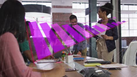 animación del procesamiento de datos financieros sobre diversas personas de negocios en la oficina