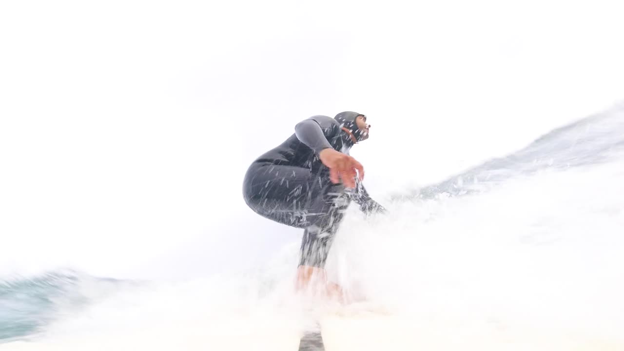 end-1에 좋은 컷백으로 튜브를 거의 수행하는 서퍼 서핑 열대 바다 파도