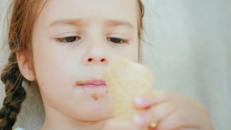 Glückliche-Kindheit-Cooles-Mädchen-Genießt-Den-Geschmack-Von-Süßer-Eiscreme-Nahaufnahme