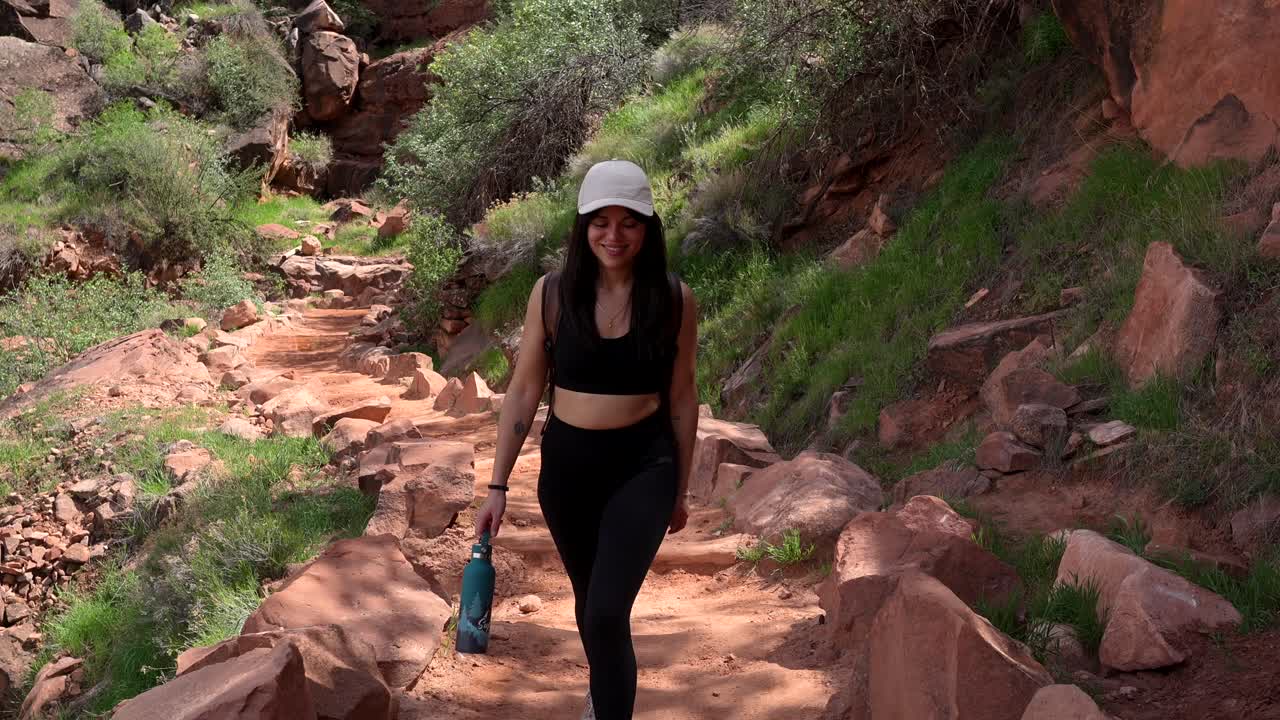 Jovem Mulher Fazendo Trilha em uma Trilha Desértica Rochosa