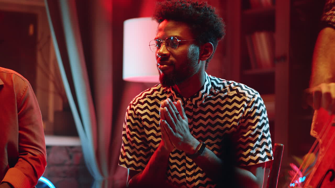 vocalistas afroamericanos cantando música instrumental en un concierto