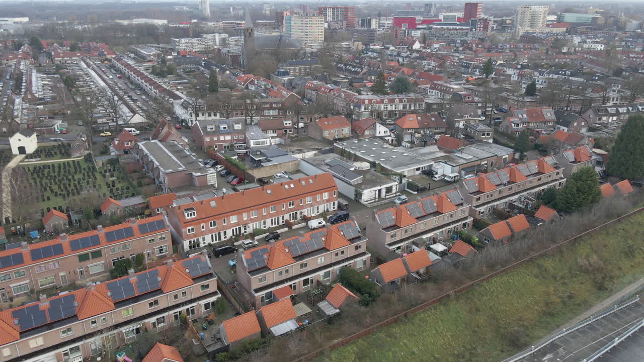 교외 주택에 있는 태양 전지판의 높은 지브