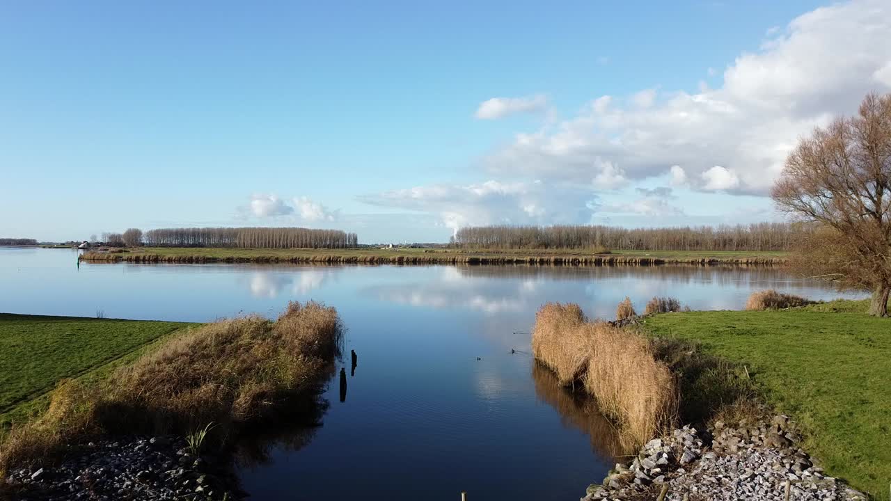 조용하고 맑은 날씨와 함께 네덜란드의 갯벌 het spui의 공중 드론 영상