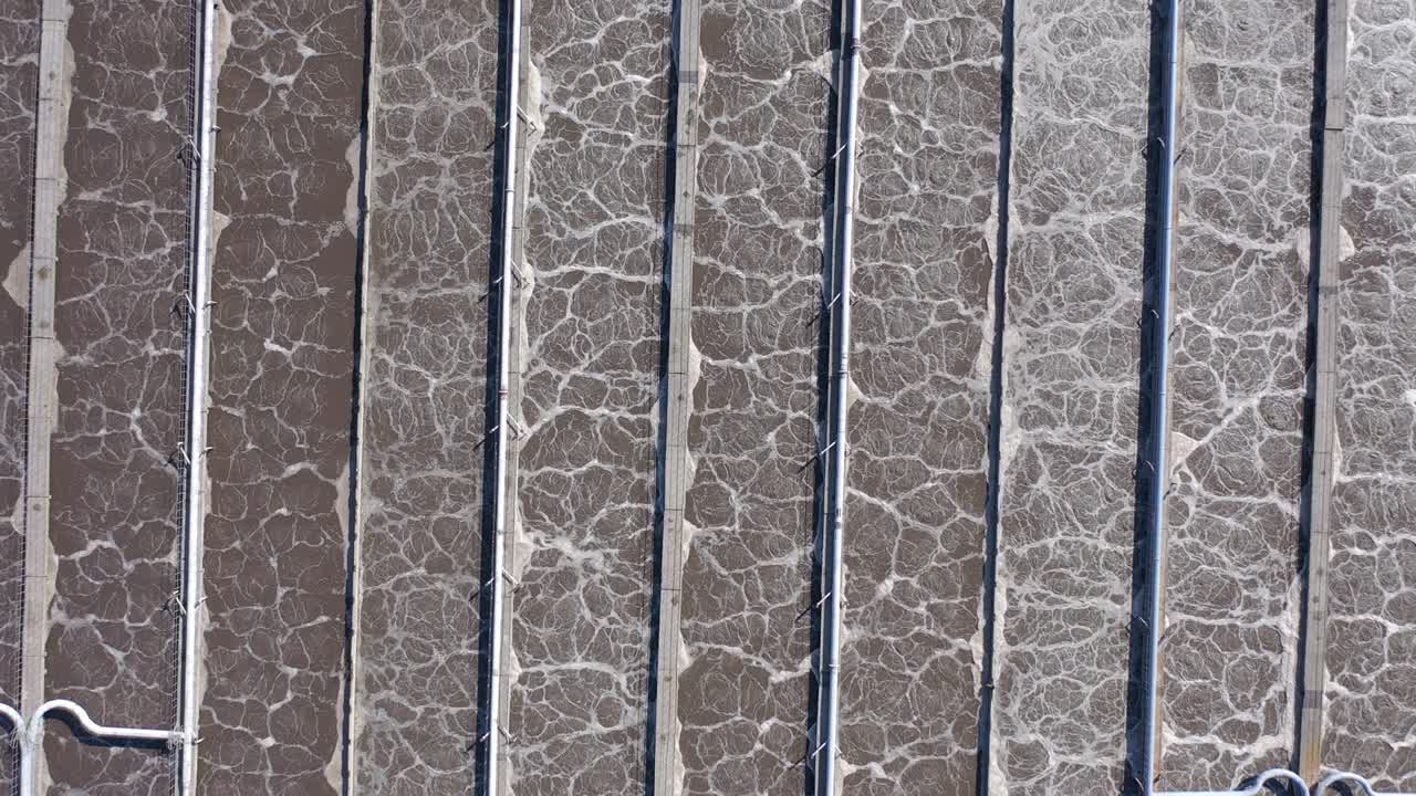 tanque de tratamiento de agua en una fábrica moderna de aguas residuales, limpieza y filtración antes de drenar al río