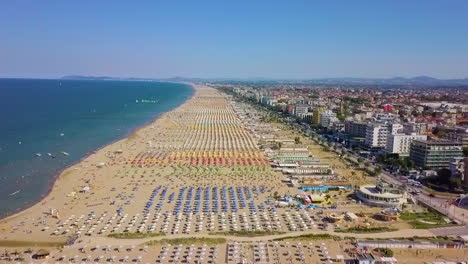 vista aérea de la playa de rimini y su zona costera en italia - toma de drones