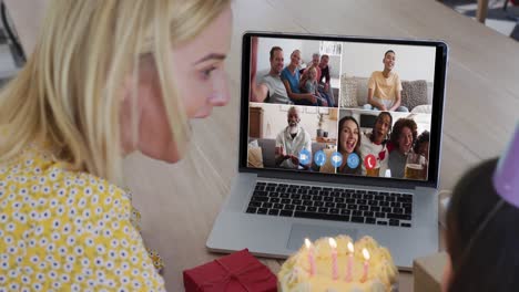 Madre-E-Hija-Caucásicas-Celebrando-Cumpleaños-En-Videoconferencia-En-Una-Computadora-Portátil-En-Casa