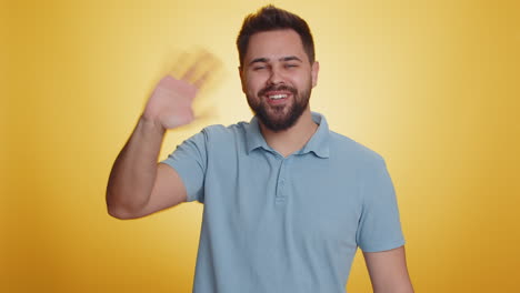 joven sosteniendo la mano por encima de los ojos frente, mirando a la distancia buscando a alguien, saludando