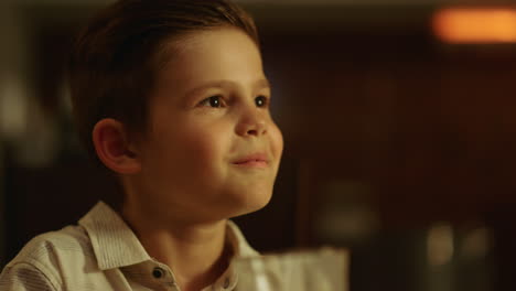 Retrato-De-Un-Niño-Alegre-Sentado-En-La-Mesa-Del-Comedor