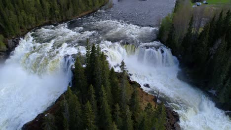 La-Cascada-Ristafallet-En-La-Parte-Occidental-De-Jamtland-Está-Catalogada-Como-Una-De-Las-Cascadas-Más-Hermosas-De-Suecia.