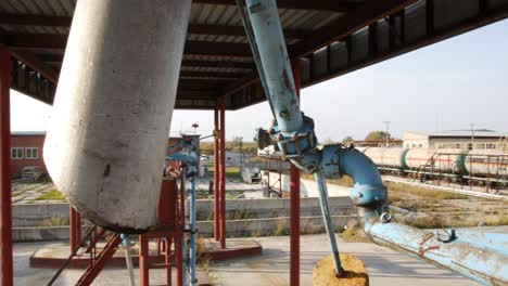 vista exterior de una estación de combustible industrial