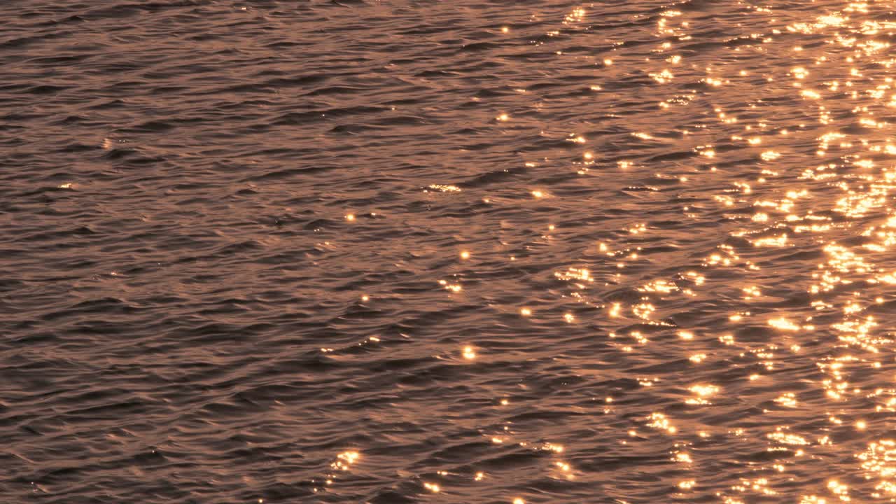 reflejos del sol en el océano, en bretaña, francia