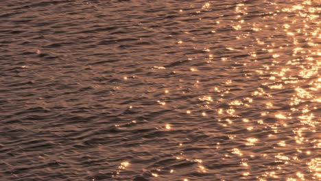 Reflections-of-the-sun-in-the-ocean,-in-Brittany,-France