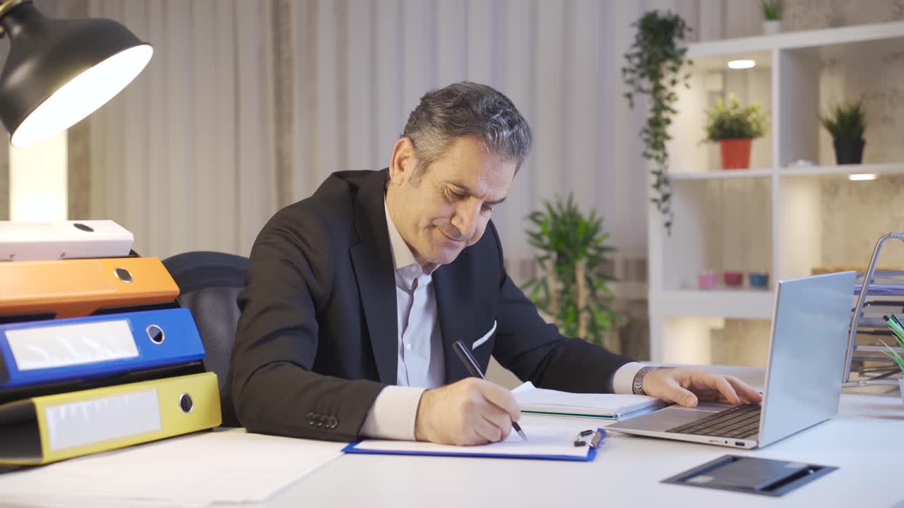 el hombre de negocios maduro que está aburrido con el trabajo está cansado y quiere dormir.