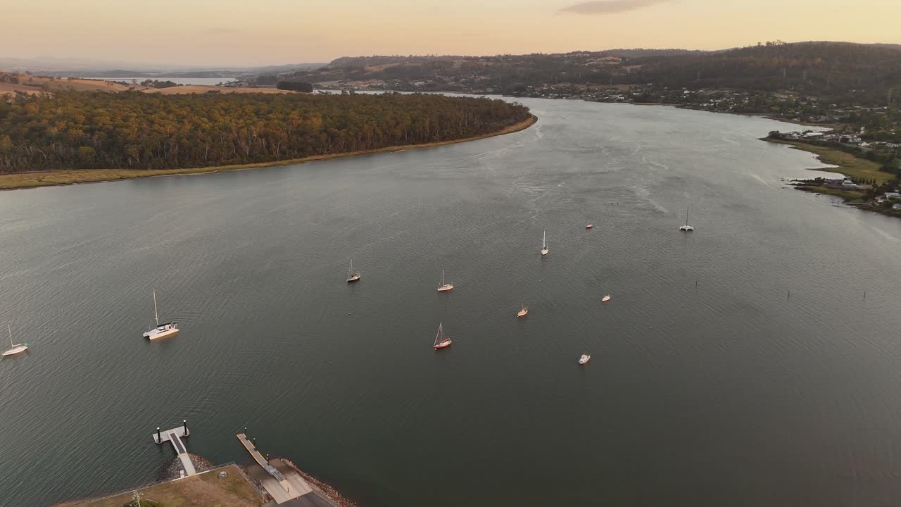 maravilloso río tamar y puerto en la isla de tasmania, australia al atardecer