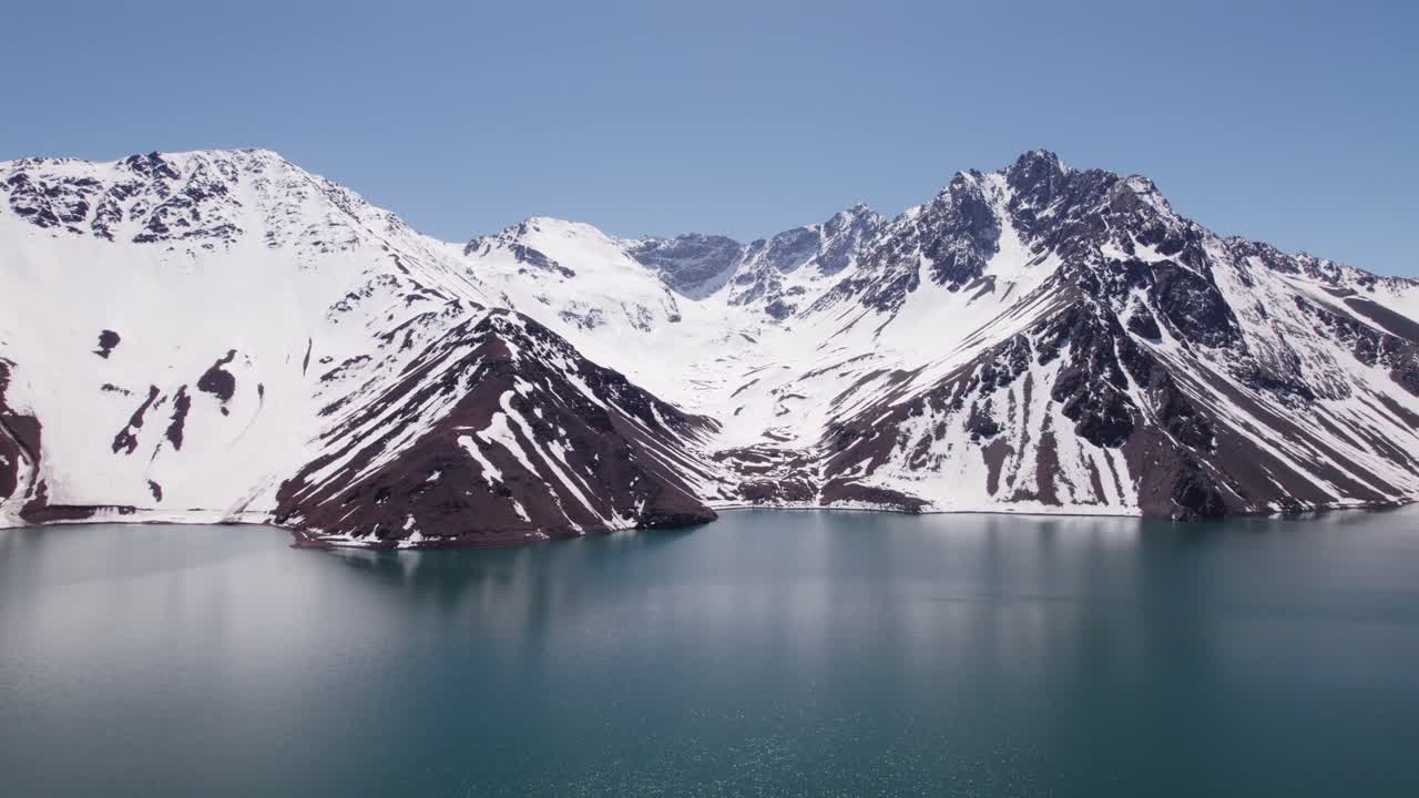 Montagna innevata con la Diga di El Yeso in primo piano in Cile