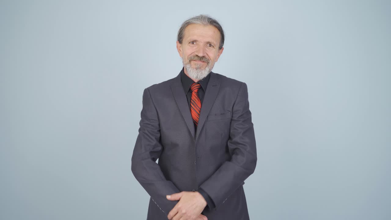 비즈니스맨이 카메라를 바라보며 긍정적인 확신을 합니다.