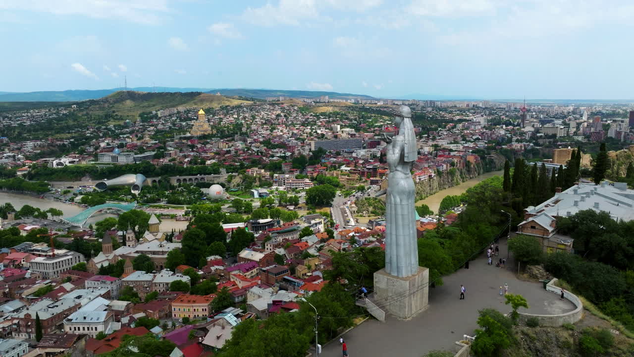 monumento a la madre de georgia en la cima de la colina sololaki en tbilisi, georgia