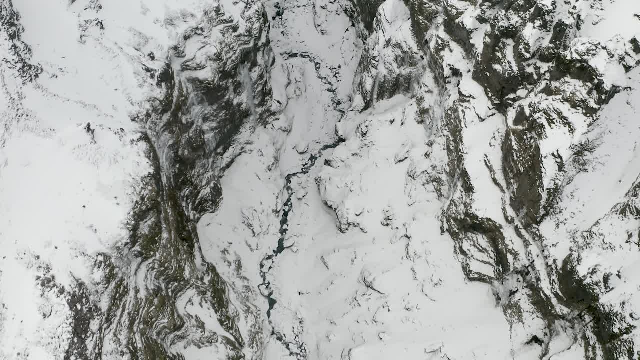 vista de pájaro mirando directamente hacia abajo en el cañón congelado nevado