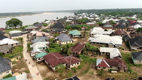 el municipio de odi en el estado bayelsa de nigera - vista aérea de la comunidad y el río nun