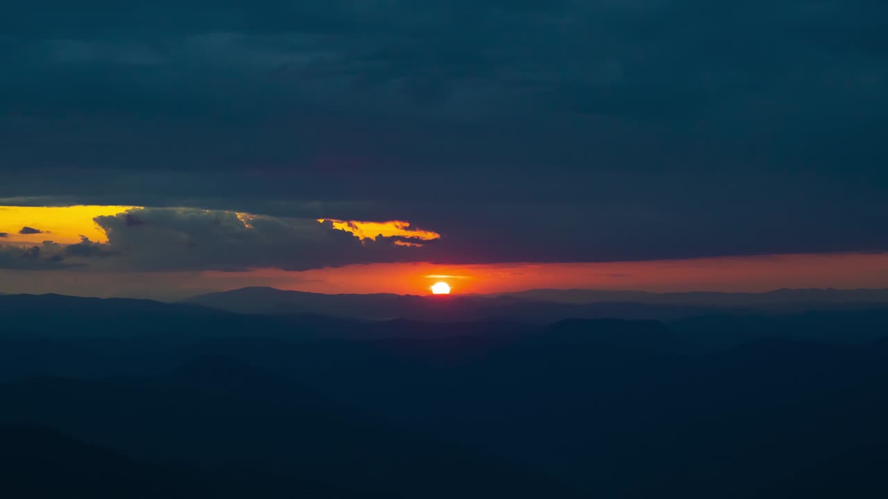 el hermoso amanecer de la montaña en el fondo de la corriente de nubes. lapso de tiempo