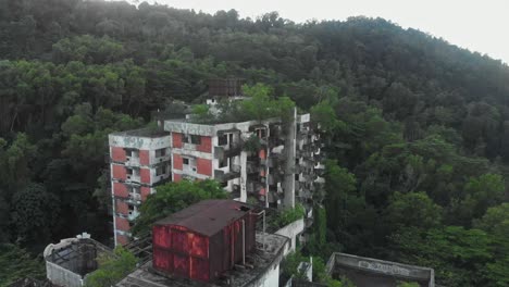 volando hacia las famosas torres abandonadas de las tierras altas en kuala lumpur, aérea