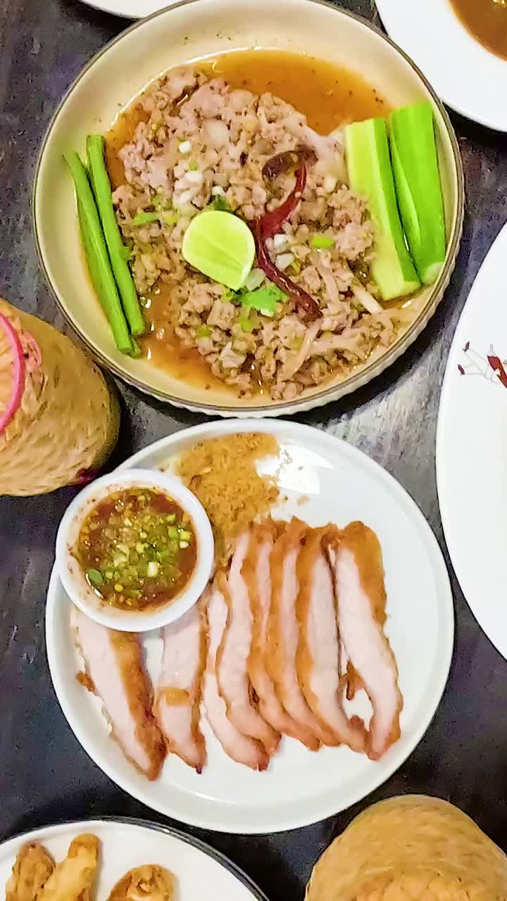 다양한 전통 태국 음식이 제공됩니다.