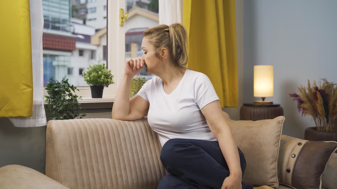 la mujer está frustrada, molesta.