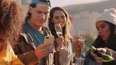 Fröhliche-Gruppe-Von-Freunden,-Die-Auf-Dem-Dach-Feiern-Und-Toast-Machen,-Champagner-Trinken-Und-Gemeinsam-Spaß-Haben-Und-Die-Sommerferien-Bei-Sonnenuntergang-Feiern