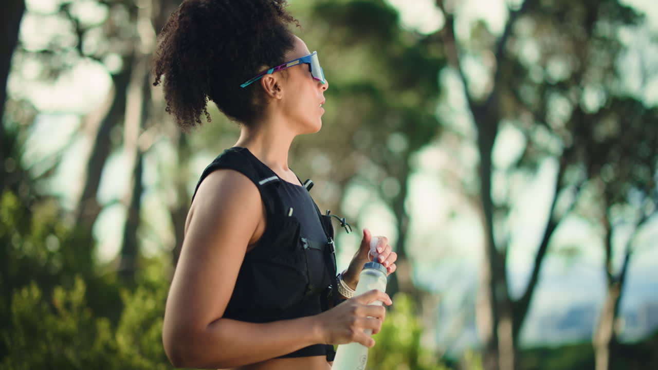 Mulher se hidratando depois de correr