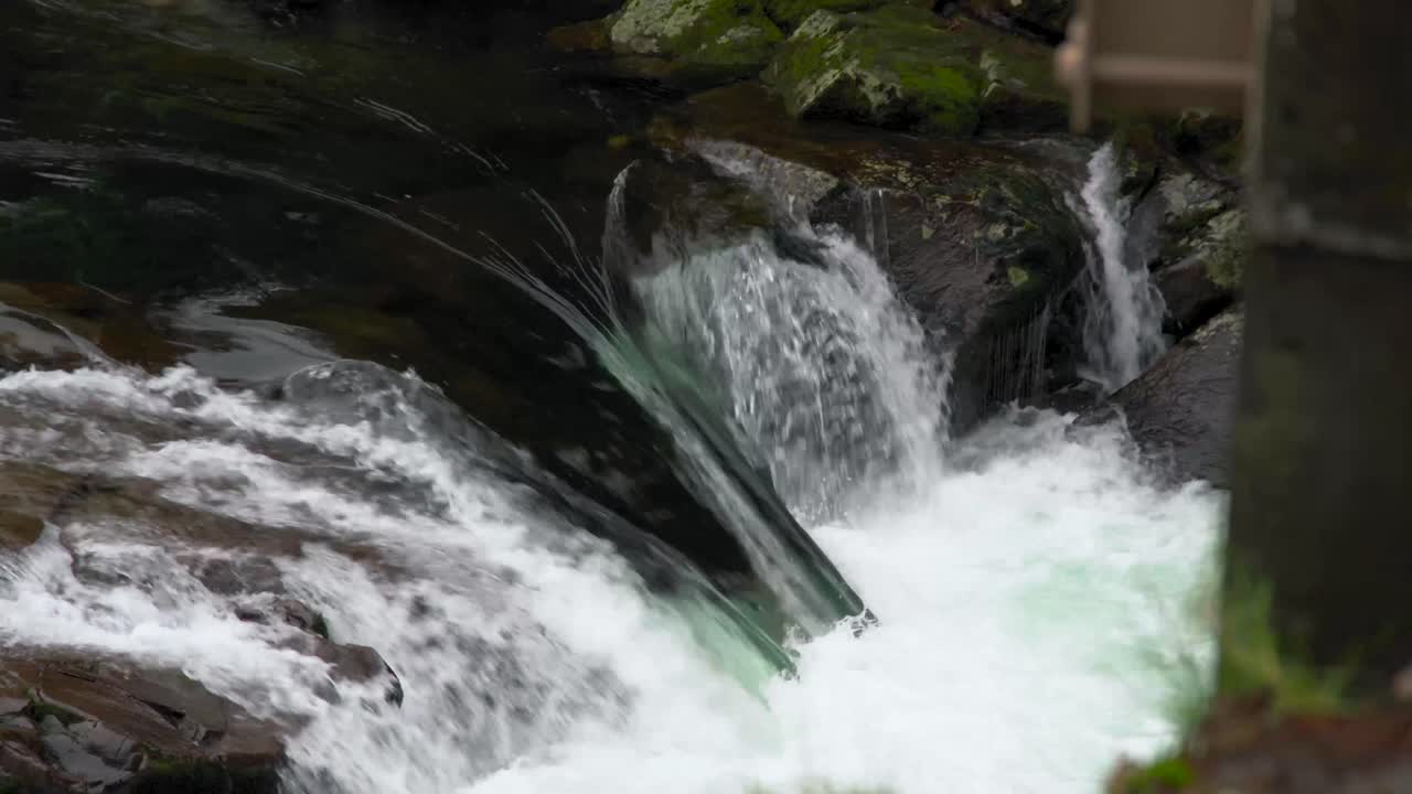 el agua se dispara en espuma batida en el fondo de una pequeña cascada, río washougal.