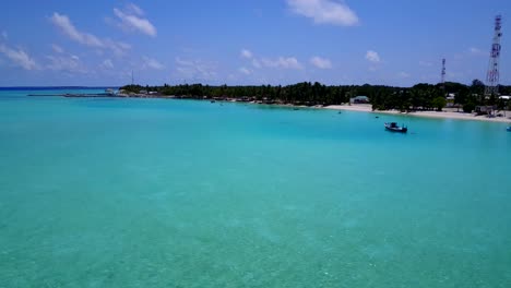 Schneller-Flug-Zu-Einer-Palmenbewachsenen-Insel-über-Dem-Türkisfarbenen-Wasser-Der-Karibik