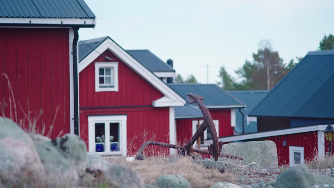 Oppdag en sjarmerende svensk skjærgårdslandsby om våren med håndholdt opptak