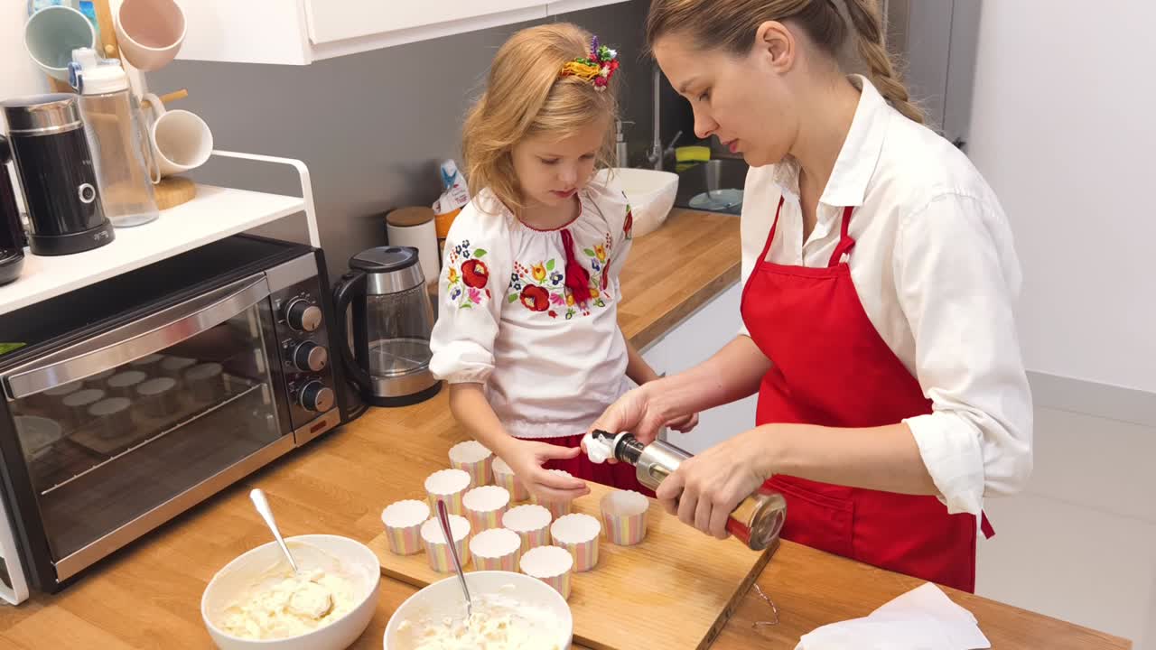 Ibu dan Anak Perempuan Membuat Kue Bersama