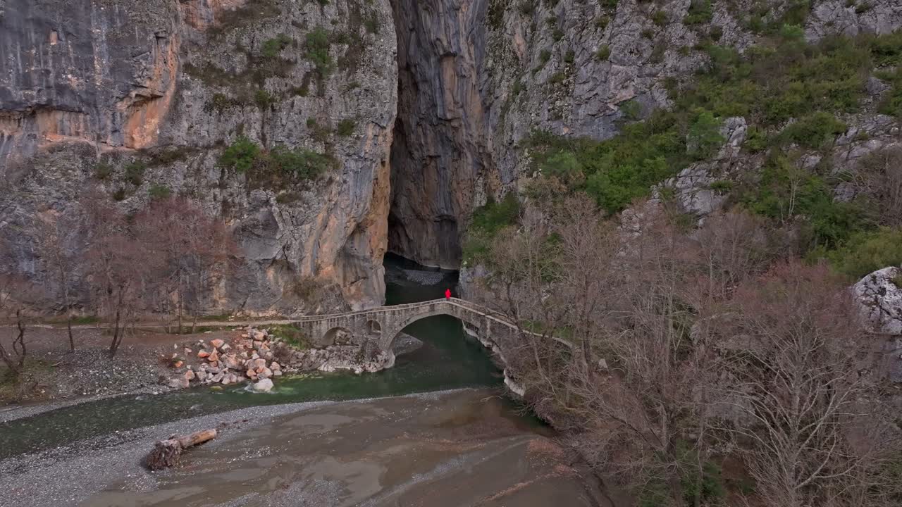 Dronebeeld van Portitsa-brug en rustige rivier met man, Griekenland