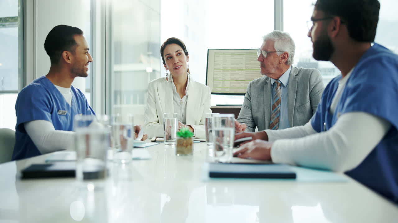 병원 사무실에서 의료팀 회의