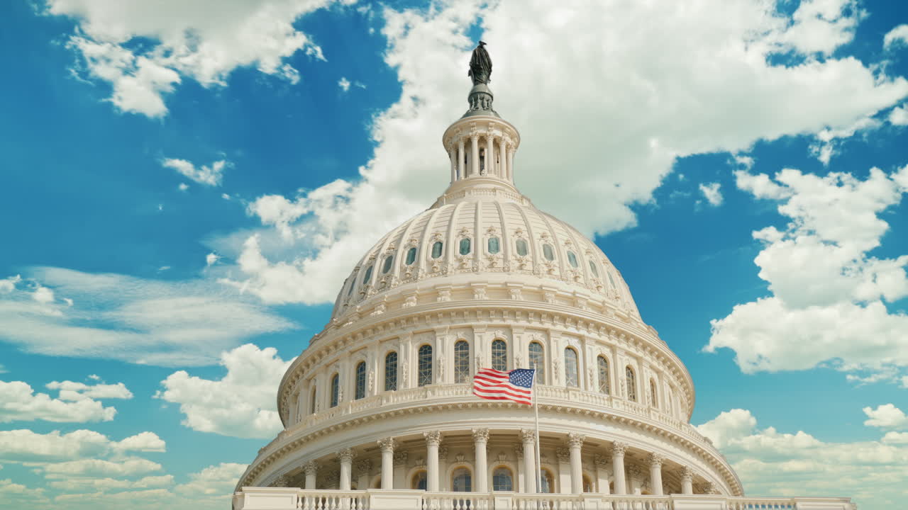 구름이 국회 의사당 건물 돔을 통과