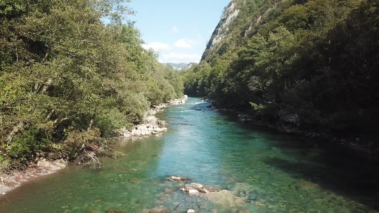 piva río desde arriba en esta cautivadora grabación de avión no tripulado