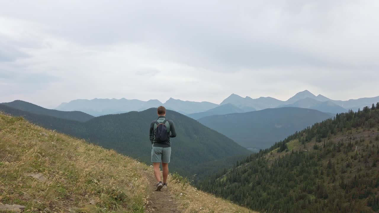 높은 고도 로키 카나나스키스 앨버타 캐나다에서 트레일을 걷고 있는 등산객