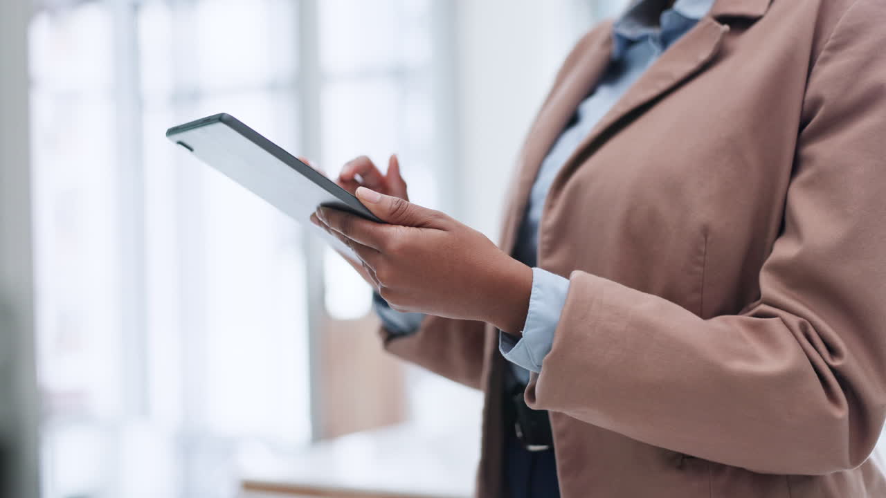 tableta, manos y persona de negocios empleado mecanografía