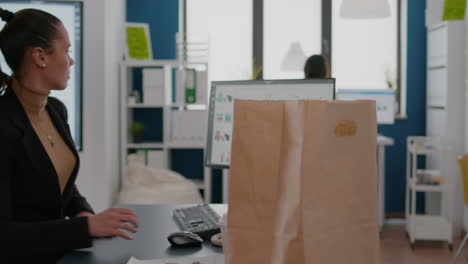 Mujer-De-Negocios-Sosteniendo-La-Entrega-De-Comida-Para-Llevar,-Pedido-De-Comida,-Bolsa-De-Papel-Durante-La-Hora-Del-Almuerzo-Para-Llevar.