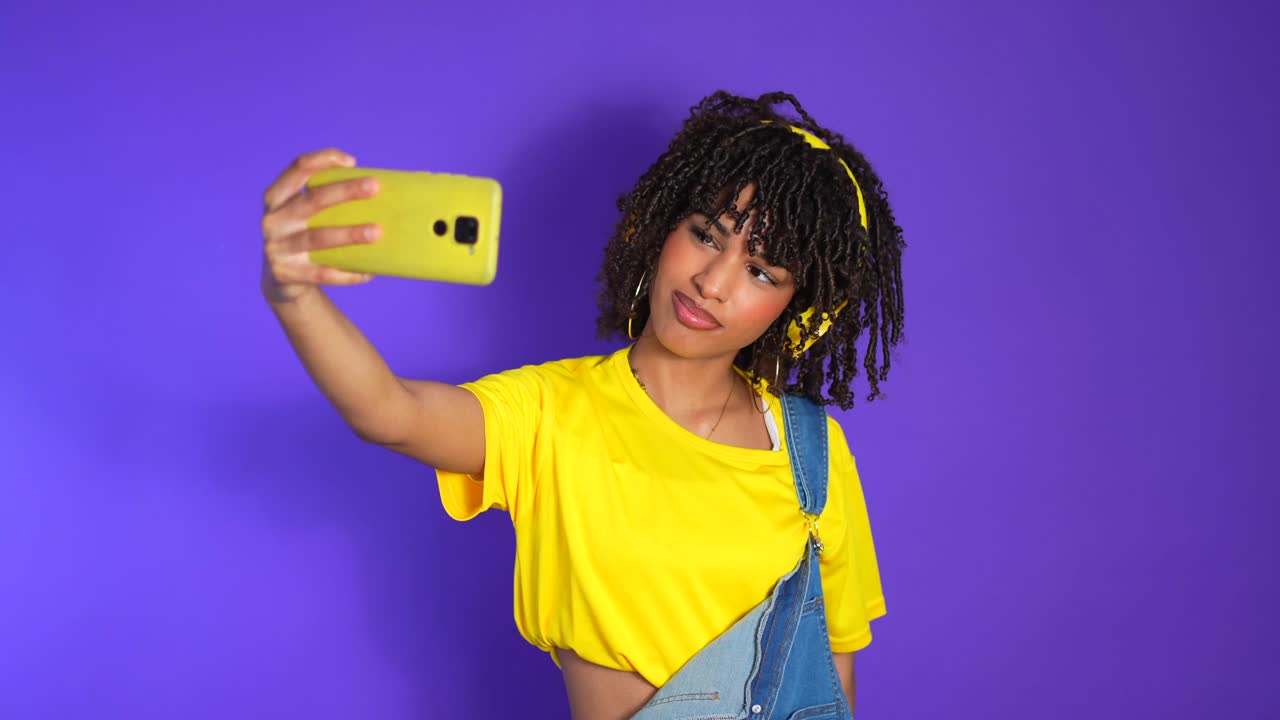 mujer tomando una selfie