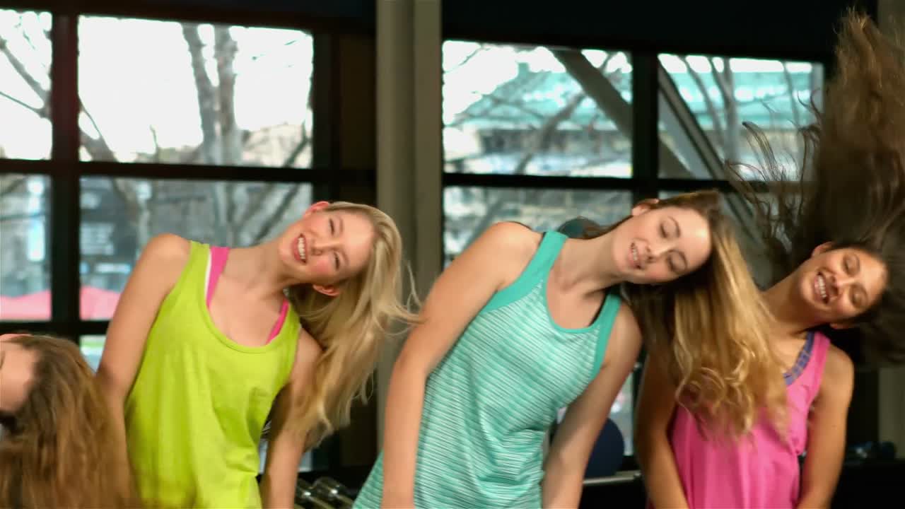 체육관 에서 체력 운동 을 하는 그룹