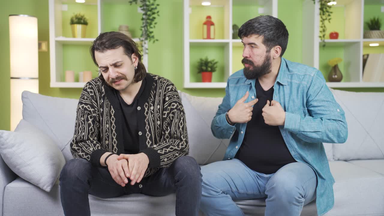 그 사람은 친구에게 사기를 부여하고, 동기를 부여합니다.