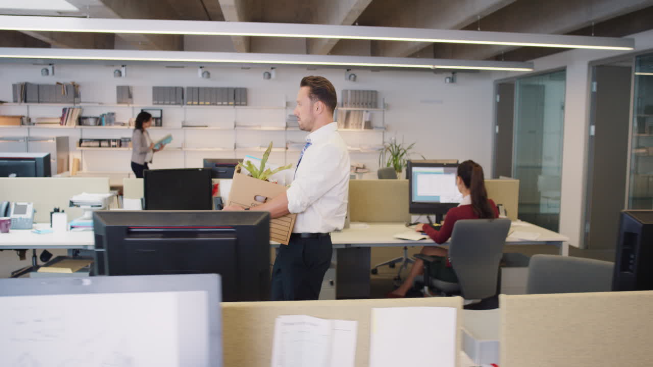 hombre de negocios siendo despedido llevando una caja de pertenencias personales siendo despedido en la recesión triste preocupado por el fracaso