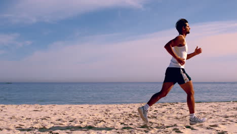 Hombre-Atractivo-Corriendo-En-La-Playa