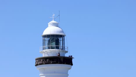 vista estática de un faro en un día soleado