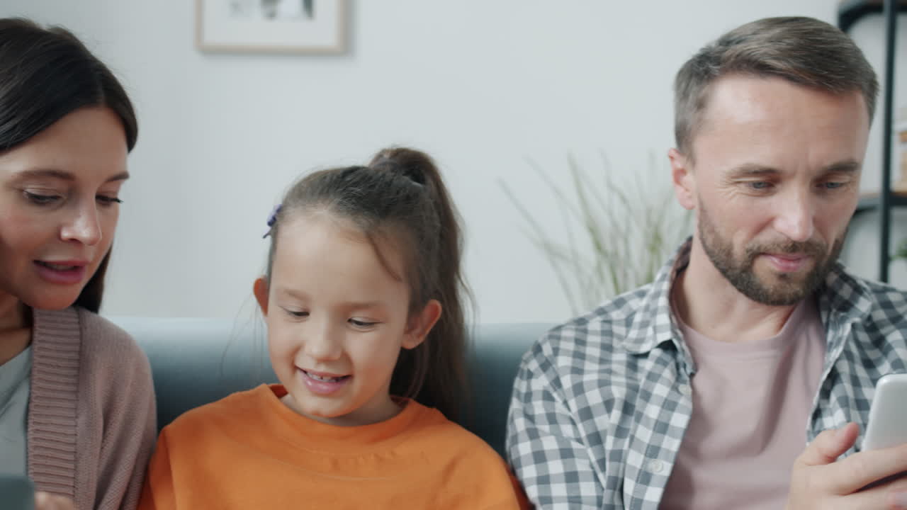 가족 들 이 함께 즐거운 시간 을 보내는 것