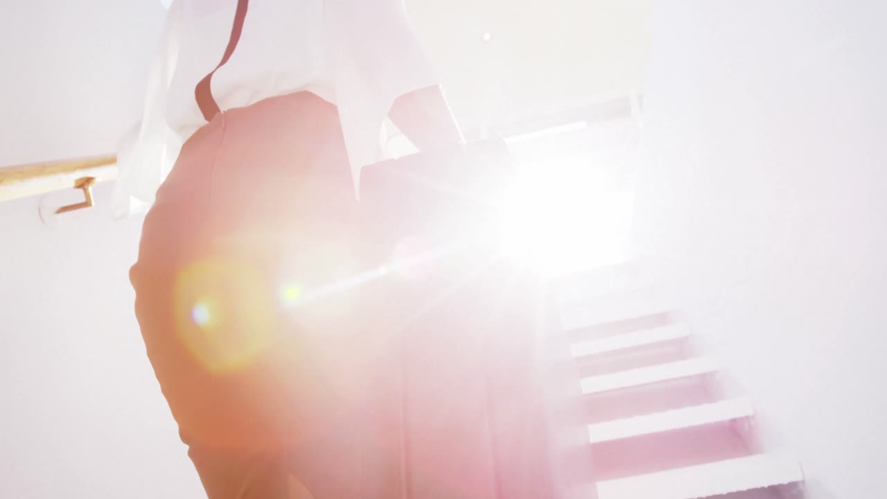 수하물 을 들고 계단 을 올라가는 여자